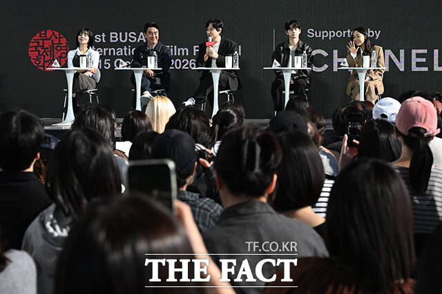 김지현 감독과 배우 류승룡, 박해준, 옹성우, 이상희(왼쪽부터)가 7일 오후 부산 해운대구 영화의전당 루프씨어터에서 열린 영화 '정가네' 오픈토크 행사에 참석해 포즈를 취하고 있다. /부산=김성렬 기자