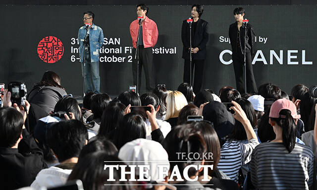 우민호 감독과 배우 현빈, 우도환, 정우성(왼쪽부터)이 7일 오후 부산 해운대구 영화의전당 루프씨어터에서 열린 '메이드 인 코리아 시즌 2' 야외무대인사 행사에 참석해 포즈를 취하고 있다. /부산=김성렬 기자