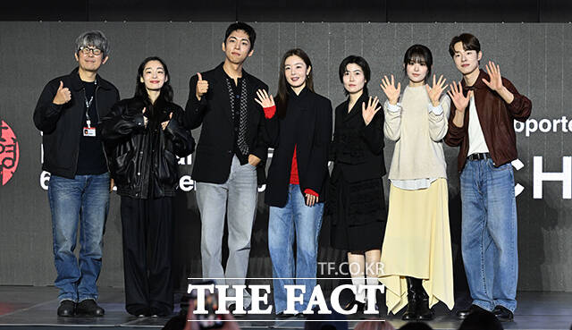 김종관 감독과 배우 김민하, 주종혁, 한선화, 심은경, 전소영, 김동휘(왼쪽부터)가 7일 오후 부산 해운대구 영화의전당 루프씨어터에서 열린 영화 '낮과 밤은 서로에게' 오픈토크 행사에 참석해 포즈를 취하고 있다. /부산=김성렬 기자