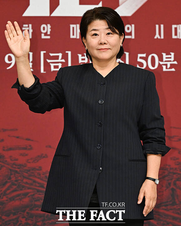 배우 손현주와 김지원, 이정은, 김우석이 'X' 포즈를 취하고 있다.