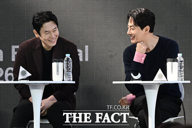 이창동 감독과 배우 전도연, 설경구, 조여정, 조인성(왼쪽부터)이 7일 오후 부산 해운대구 영화의전당 루프씨어터에서 열린 영화 '가능한 사랑' 오픈토크 행사에 참석해 포즈를 취하고 있다. /부산=김성렬 기자