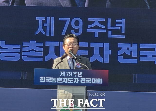 장기수 천안시장이 제79주년 한국농촌지도자 전국대회 개회식에서 환영사를 하고 있다. /정효기 기자