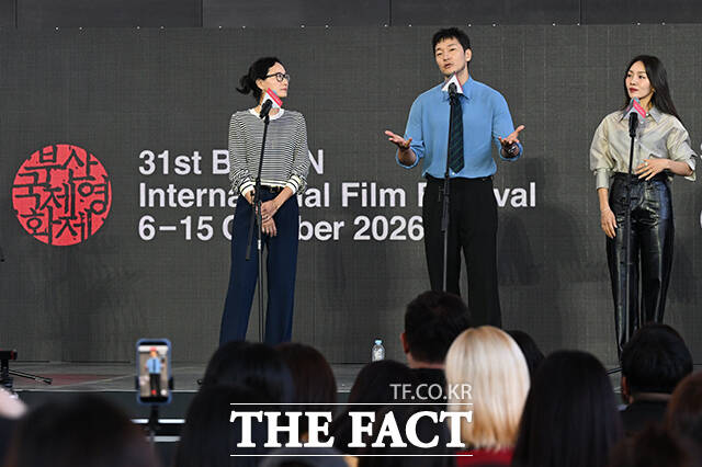 스테파니 안 감독과 배우 최희서, 손석구(왼쪽부터)가 7일 오전 부산 해운대구 영화의전당 루프씨어터에서 열린 영화 '베드포드 파크' 야외무대인사 행사에 참석해 포즈를 취하고 있다. /부산=김성렬 기자