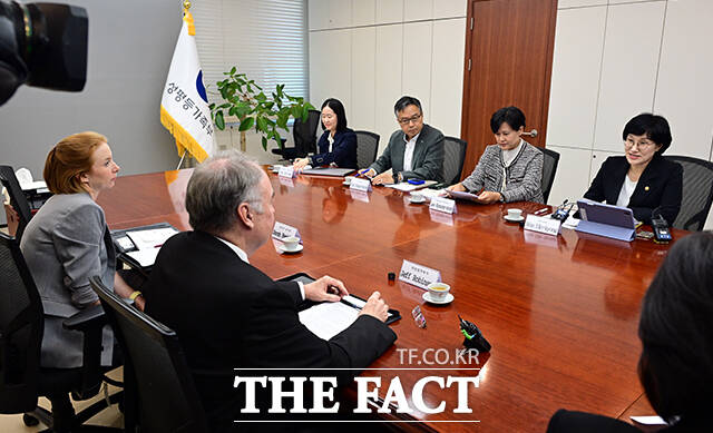원민경 성평등가족부 장관(오른쪽)이 7일 오후 서울 종로구 정부서울청사에서 제프 로빈슨 주한 호주대사와 면담을 앞두고 기념촬영을 하고 있다. /임영무 기자