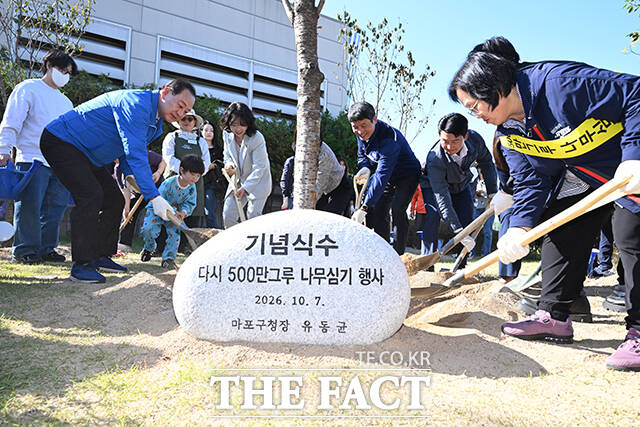 유동균 마포구청장(왼쪽)을 비롯한 내빈들이 기념식수를 식재하고 있다.