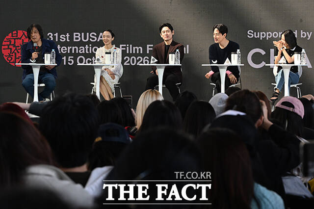이창동 감독과 배우 전도연, 설경구, 조인성, 조여정(왼쪽부터)이 7일 오후 부산 해운대구 영화의전당 루프씨어터에서 열린 영화 '가능한 사랑' 오픈토크 행사에 참석해 질의에 답하고 있다. /부산=김성렬 기자
