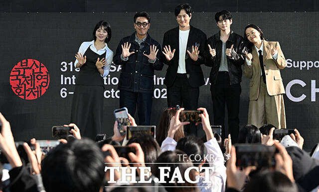 김지현 감독과 배우 류승룡, 박해준, 옹성우, 이상희(왼쪽부터)가 7일 오후 부산 해운대구 영화의전당 루프씨어터에서 열린 영화 '정가네' 오픈토크 행사에 참석해 포즈를 취하고 있다. /부산=김성렬 기자
