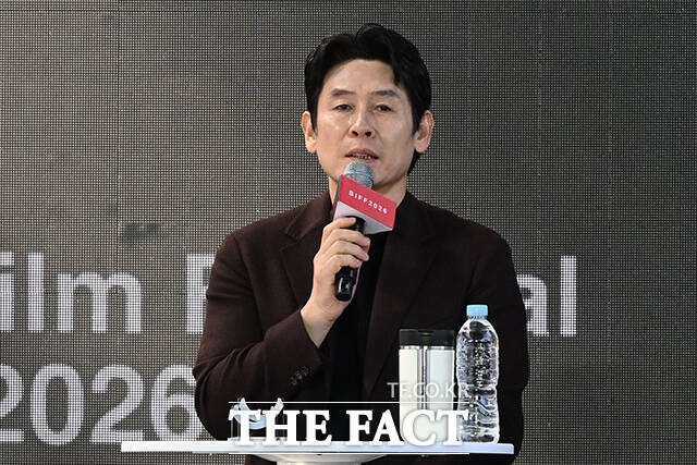 이창동 감독과 배우 전도연, 설경구, 조여정, 조인성(왼쪽부터)이 7일 오후 부산 해운대구 영화의전당 루프씨어터에서 열린 영화 '가능한 사랑' 오픈토크 행사에 참석해 포즈를 취하고 있다. /부산=김성렬 기자
