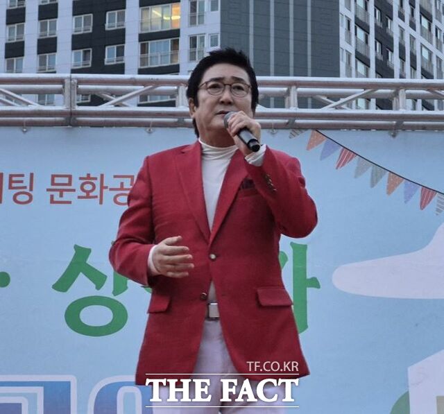 가수 유진표가 3일 화성시 동탄호수공원 특설무대에서 천년지기를 열창하고 있다. /이승호 기자
