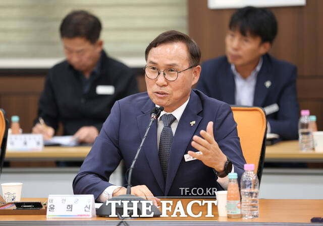 윤희신 태안군수가 7일 군청 중회의실에서 취임 100일 언론인과의 대화에서 인사말을 하고 있다. /이수홍 기자.