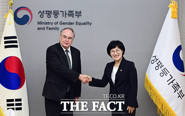 원민경 성평등가족부 장관(오른쪽)이 7일 오후 서울 종로구 정부서울청사에서 제프 로빈슨 주한 호주대사와 면담을 앞두고 기념촬영을 하고 있다. /임영무 기자