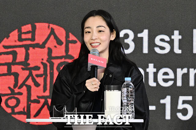김종관 감독과 배우 김민하, 주종혁, 한선화, 심은경, 전소영, 김동휘(왼쪽부터)가 7일 오후 부산 해운대구 영화의전당 루프씨어터에서 열린 영화 '낮과 밤은 서로에게' 오픈토크 행사에 참석해 포즈를 취하고 있다. /부산=김성렬 기자