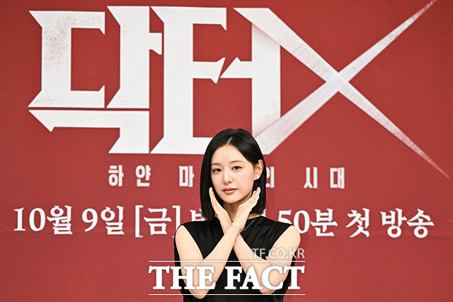 배우 손현주와 김지원, 이정은, 김우석이 'X' 포즈를 취하고 있다.