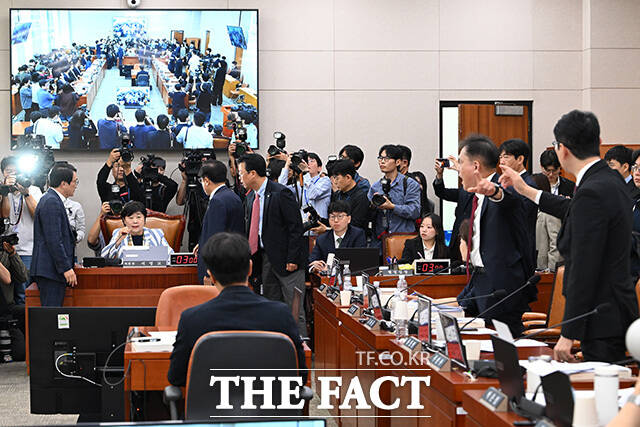 오히려 지금은 남은 기간 어떤 의제를 앞세우고 어디에 힘을 실을지 다시 가다듬을 수 있는 시점이다. 사진은 김의겸 여당 간사와 서영교 법사위원장, 박형수 야당 간사, 곽규택 국민의힘 의원(왼쪽부터)이 6일 오전 서울 여의도 국회 법제사법위원회에서 열린 대법원 등에 대한 국정감사에서 언쟁을 하고 있는 모습. /남용희 기자