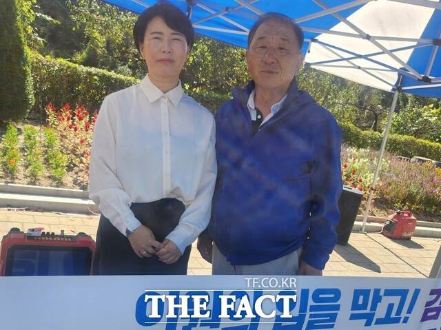 군위군의회 김현주(왼쪽)·이종무(오른쪽) 의원이 6일부터 군위군청 앞에서 5분 자유발언 불허 등 의정활동 제약에 반발해 천막농성을 벌이고 있다. /정창구 기자