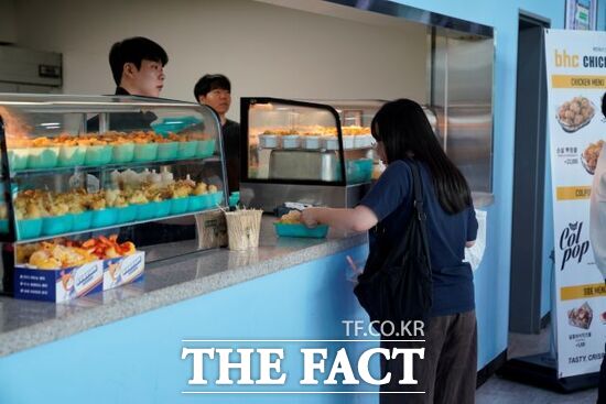 3일 경기 고양시에 위치한 고양 소노 아레나 경기장에서 열린 고양 소노 스카이거너스의 홈경기를 찾은 한 농구팬이 경기도주식회사가 공급한 다회용기에 담긴 음식물을 받아 가고 있다. /경기도주식회사