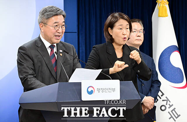 윤호중 행정안전부 장관이 7일 오전 서울 종로구 정부서울청사에서 인구감소지역 재지정과 관련해 브리핑하고 있다. /임영무 기자
