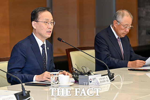 이 부총리가 모두 발언을 하고 있다.