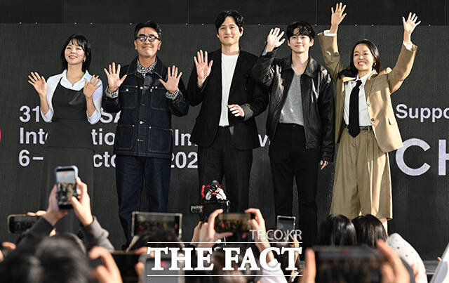 김지현 감독과 배우 류승룡, 박해준, 옹성우, 이상희(왼쪽부터)가 7일 오후 부산 해운대구 영화의전당 루프씨어터에서 열린 영화 '정가네' 오픈토크 행사에 참석해 포즈를 취하고 있다. /부산=김성렬 기자