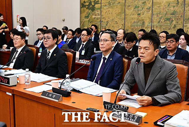 배현진 국민의힘 의원이 7일 오후 서울 여의도 국회 문화체육관광위원회에서 열린 문화체육관광부에 대한 국정감사에 참석해 증인으로 출석한 박진영 대중문화교류위원회 위원장에게 질의를 하고 있다.