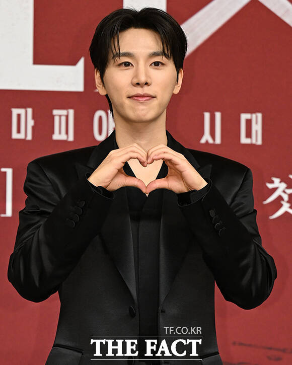 배우 손현주와 김지원, 이정은, 김우석이 'X' 포즈를 취하고 있다.