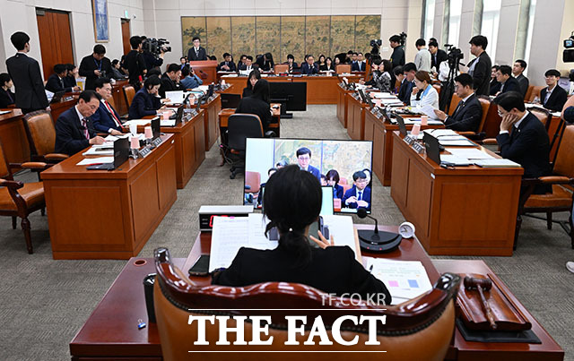 최휘영 문화체육관광부 장관(가운데)이 문화체육관광부에 대한 국정감사에서 의원 질의에 답변하고 있다.