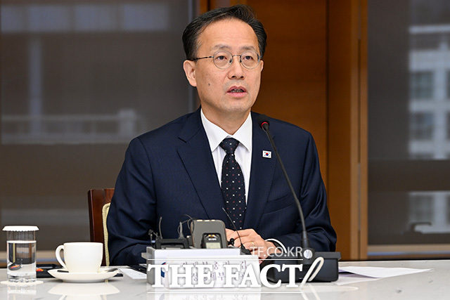 이 부총리가 모두 발언을 하고 있다.