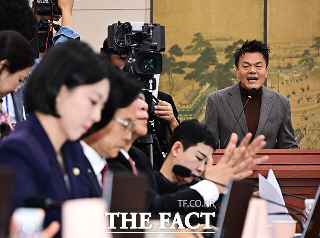 배현진 국민의힘 의원이 7일 오후 서울 여의도 국회 문화체육관광위원회에서 열린 문화체육관광부에 대한 국정감사에 참석해 증인으로 출석한 박진영 대중문화교류위원회 위원장에게 질의를 하고 있다.