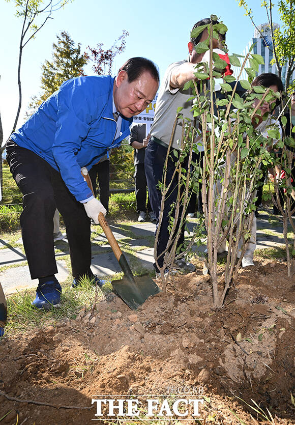 구슬땀 흘리며 나무 식재.