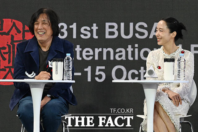 이창동 감독과 배우 전도연, 설경구, 조여정, 조인성(왼쪽부터)이 7일 오후 부산 해운대구 영화의전당 루프씨어터에서 열린 영화 '가능한 사랑' 오픈토크 행사에 참석해 포즈를 취하고 있다. /부산=김성렬 기자