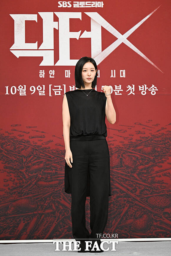 배우 손현주와 김지원, 이정은, 김우석이 'X' 포즈를 취하고 있다.