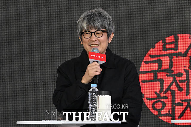 김종관 감독과 배우 김민하, 주종혁, 한선화, 심은경, 전소영, 김동휘(왼쪽부터)가 7일 오후 부산 해운대구 영화의전당 루프씨어터에서 열린 영화 '낮과 밤은 서로에게' 오픈토크 행사에 참석해 포즈를 취하고 있다. /부산=김성렬 기자