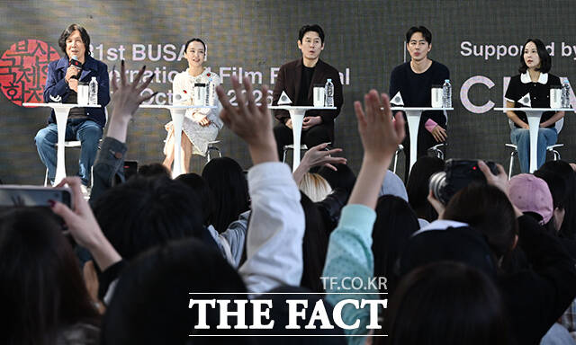 이창동 감독과 배우 전도연, 설경구, 조여정, 조인성(왼쪽부터)이 7일 오후 부산 해운대구 영화의전당 루프씨어터에서 열린 영화 '가능한 사랑' 오픈토크 행사에 참석해 포즈를 취하고 있다. /부산=김성렬 기자