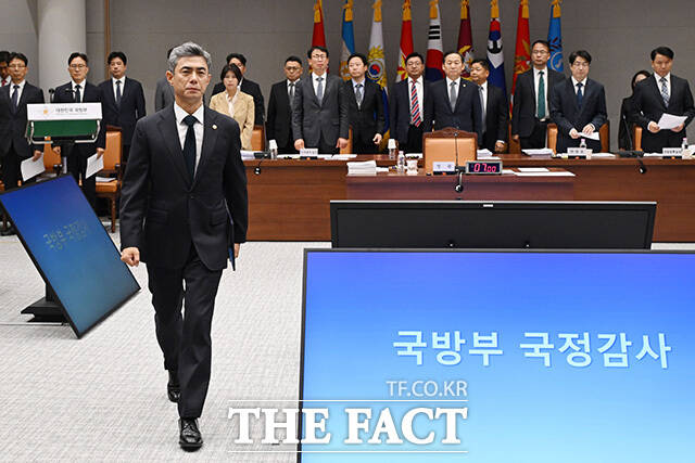 국방부에 대한 국정감사 출석한 강신철 국방부 장관(가운데).