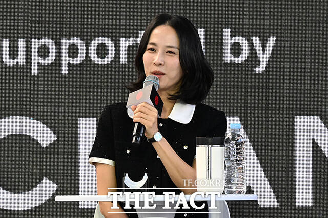 이창동 감독과 배우 전도연, 설경구, 조여정, 조인성(왼쪽부터)이 7일 오후 부산 해운대구 영화의전당 루프씨어터에서 열린 영화 '가능한 사랑' 오픈토크 행사에 참석해 포즈를 취하고 있다. /부산=김성렬 기자
