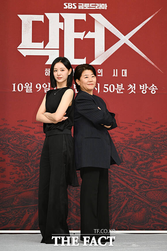 김지원과 이정은이 미소를 짓고 있다.