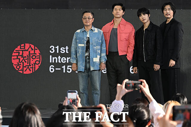 우민호 감독과 배우 현빈, 우도환, 정우성(왼쪽부터)이 7일 오후 부산 해운대구 영화의전당 루프씨어터에서 열린 '메이드 인 코리아 시즌 2' 야외무대인사 행사에 참석해 포즈를 취하고 있다. /부산=김성렬 기자