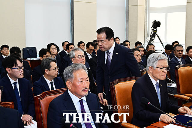 김영진 행안위원장이 7일 오전 서울 여의도 국회 행정안전위원회에서 열린 중앙선거관리위원회, 인사혁신처 등에 대한 국정감사에 참석해 안건을 상정하고 있다.