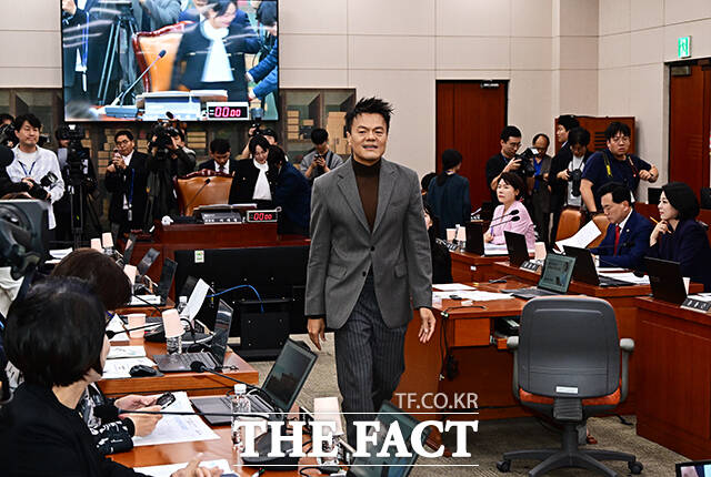 배현진 국민의힘 의원이 7일 오후 서울 여의도 국회 문화체육관광위원회에서 열린 문화체육관광부에 대한 국정감사에 참석해 증인으로 출석한 박진영 대중문화교류위원회 위원장에게 질의를 하고 있다.