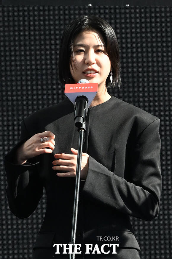 펑이 피오나 롼 감독과 배우 슈화, 진선, 채범희(왼쪽부터)가 7일 오후 부산 해운대구 영화의전당 루프씨어터에서 열린 영화 '오래오래 행복하게' 야외무대인사 행사에 참석해 포즈를 취하고 있다. /부산=김성렬 기자