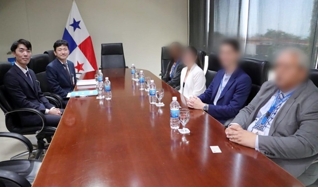 국세청 체납추적 실무자들(왼쪽)이 파나마에 방문해 파나마 국세청 직원들과 실무자회의를 진행하는 모습. /국세청