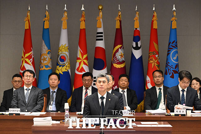국방부에 대한 국정감사 출석한 강신철 국방부 장관(가운데).
