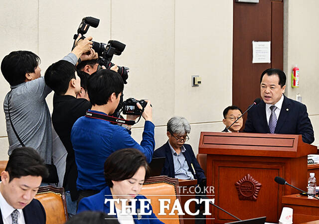 김영진 행안위원장이 7일 오전 서울 여의도 국회 행정안전위원회에서 열린 중앙선거관리위원회, 인사혁신처 등에 대한 국정감사에 참석해 안건을 상정하고 있다.