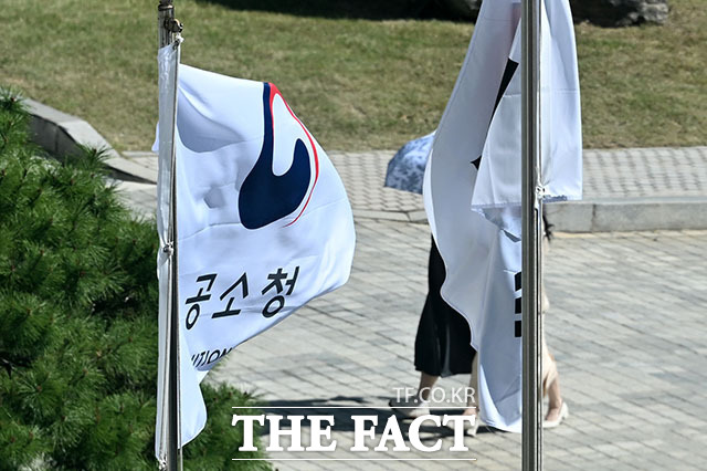전남광주시 무안경찰서는 7일 공직선거법 위반 혐의로 김산 무안군수를 비롯한 관계자 17명을 광주지방공소청 목포지청에 불구속 송치했다. /더팩트 DB