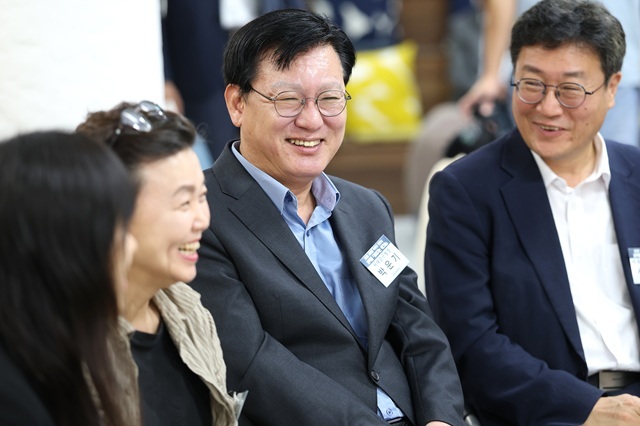 박운기 서울 서대문구청장이 취임 100일 동안 주민 1226명을 만나고 지역 현장을 289회 찾았다. 사진은 현장을 찾은 박 구청장 모습. /서대문구
