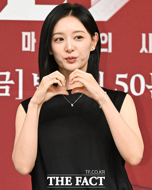김지원이 제작발표회에 참석하기 위해 입장하고 있다.