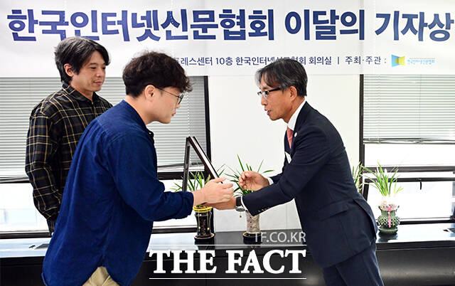더팩트 최현정(맨 왼쪽), 정병근 기자가 7일 오후 서울 중구 프레스센터 한국인터넷신문협회에서 열린 '이달의 기자상' 시상식에 참석해 김기정 한국인터넷신문협회장으로부터 상패를 받았다. /임영무 기자