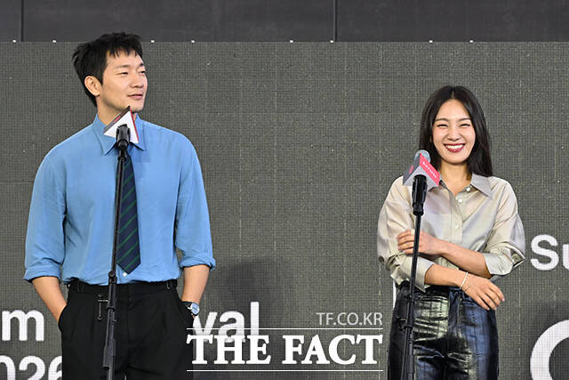 스테파니 안 감독과 배우 최희서, 손석구(왼쪽부터)가 7일 오전 부산 해운대구 영화의전당 루프씨어터에서 열린 영화 '베드포드 파크' 야외무대인사 행사에 참석해 포즈를 취하고 있다. /부산=김성렬 기자