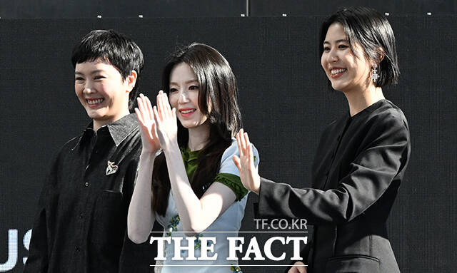 펑이 피오나 롼 감독과 배우 슈화, 진선, 채범희(왼쪽부터)가 7일 오후 부산 해운대구 영화의전당 루프씨어터에서 열린 영화 '오래오래 행복하게' 야외무대인사 행사에 참석해 포즈를 취하고 있다. /부산=김성렬 기자