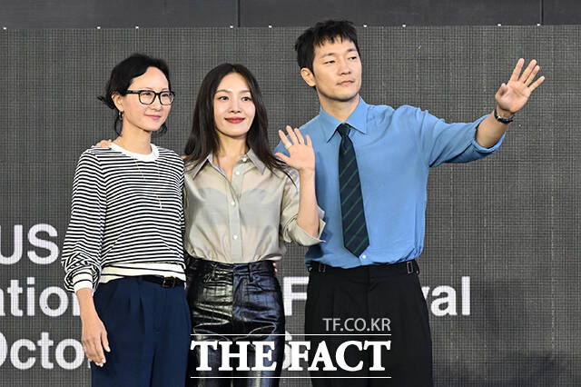 스테파니 안 감독과 배우 최희서, 손석구(왼쪽부터)가 7일 오전 부산 해운대구 영화의전당 루프씨어터에서 열린 영화 '베드포드 파크' 야외무대인사 행사에 참석해 포즈를 취하고 있다. /부산=김성렬 기자